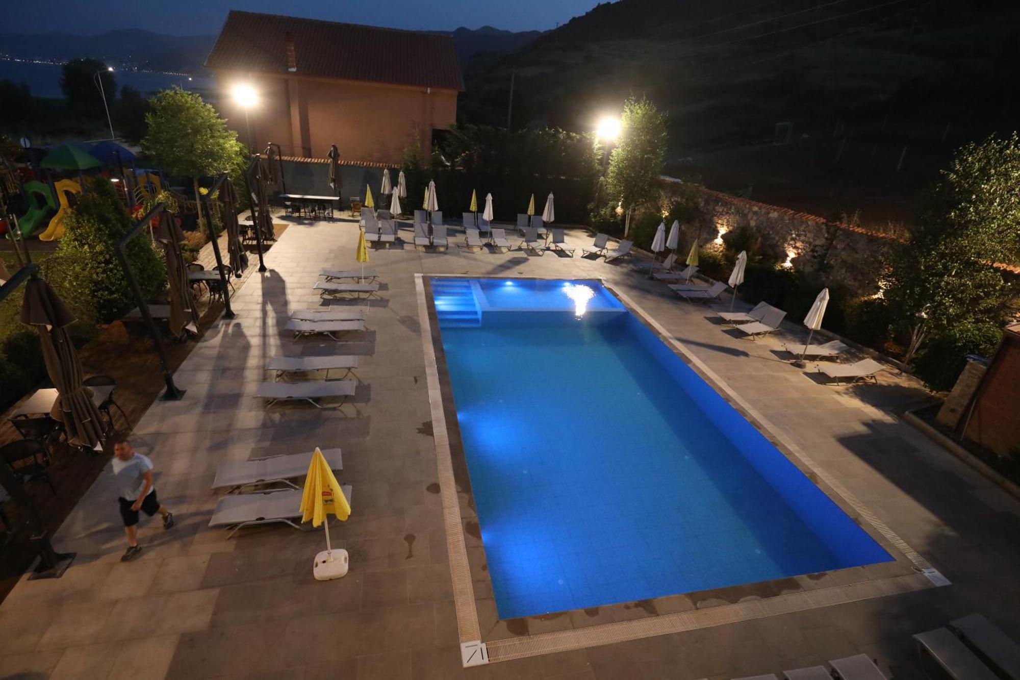Toka Hotel Restaurant Udenisht Ngoại thất bức ảnh